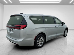 Used 2024  Chrysler Pacifica Touring L FWD at Best Choice Motors near Lafayette&comma; IN
