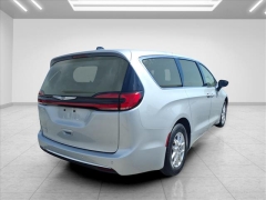 Used 2024  Chrysler Pacifica Touring L FWD at Best Choice Motors near Lafayette&comma; IN