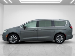 Used 2021  Chrysler Pacifica Hybrid Touring L FWD at Best Choice Motors near Lafayette&comma; IN