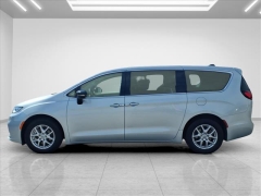 Used 2024  Chrysler Pacifica Touring L FWD at Best Choice Motors near Lafayette&comma; IN