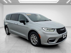 Used 2024  Chrysler Pacifica Touring L FWD at Best Choice Motors near Lafayette&comma; IN