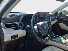 Used 2020  Toyota Highlander Hybrid 4d SUV FWD Platinum at Best Choice Motors near Lafayette&comma; IN