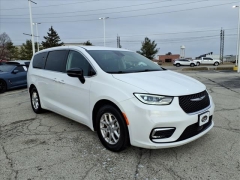 Used 2024  Chrysler Pacifica Touring L FWD at Best Choice Motors near Lafayette&comma; IN