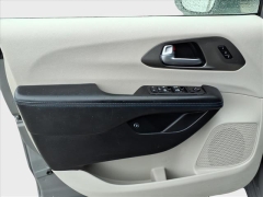 Used 2021  Chrysler Pacifica Hybrid Touring L FWD at Best Choice Motors near Lafayette&comma; IN