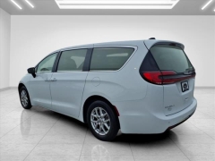 Used 2024  Chrysler Pacifica Touring L FWD at Best Choice Motors near Lafayette&comma; IN