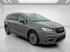 Used 2021  Chrysler Pacifica Hybrid Touring L FWD at Best Choice Motors near Lafayette&comma; IN