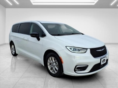 Used 2024  Chrysler Pacifica Touring L FWD at Best Choice Motors near Lafayette&comma; IN