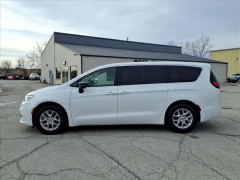 Used 2024  Chrysler Pacifica Touring L FWD at Best Choice Motors near Lafayette&comma; IN