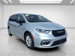 Used 2024  Chrysler Pacifica Touring L FWD at Best Choice Motors near Lafayette&comma; IN