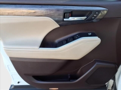 Used 2020  Toyota Highlander Hybrid 4d SUV FWD Platinum at Best Choice Motors near Lafayette&comma; IN