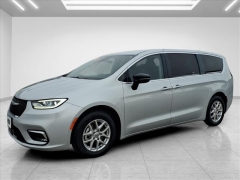 Used 2024  Chrysler Pacifica Touring L FWD at Best Choice Motors near Lafayette&comma; IN