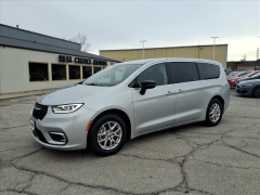 Used 2024  Chrysler Pacifica Touring L FWD at Best Choice Motors near Lafayette&comma; IN