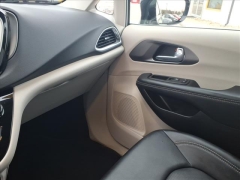 Used 2024  Chrysler Pacifica Touring L FWD at Best Choice Motors near Lafayette&comma; IN