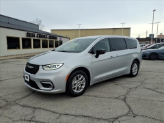 Used 2024  Chrysler Pacifica Touring L FWD at Best Choice Motors near Lafayette&comma; IN