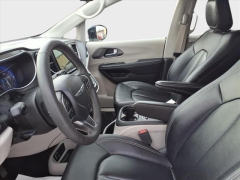 Used 2024  Chrysler Pacifica Touring L FWD at Best Choice Motors near Lafayette&comma; IN