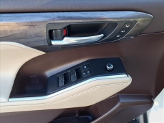 Used 2020  Toyota Highlander Hybrid 4d SUV FWD Platinum at Best Choice Motors near Lafayette&comma; IN