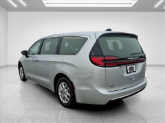 Used 2024  Chrysler Pacifica Touring L FWD at Best Choice Motors near Lafayette&comma; IN