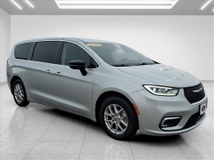  2024 Chrysler Pacifica Touring L FWD at Best Choice Motors near Lafayette&comma; IN