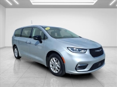  2024 Chrysler Pacifica Touring L FWD at Best Choice Motors near Lafayette&comma; IN