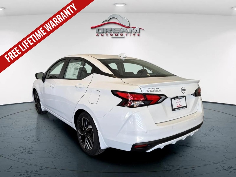 2025 Nissan Versa SR photo 4