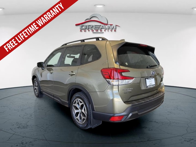2023 Subaru Forester Premium photo 4