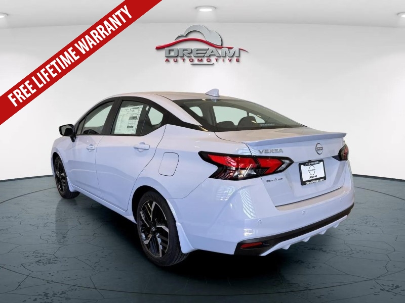 2025 Nissan Versa SR photo 4