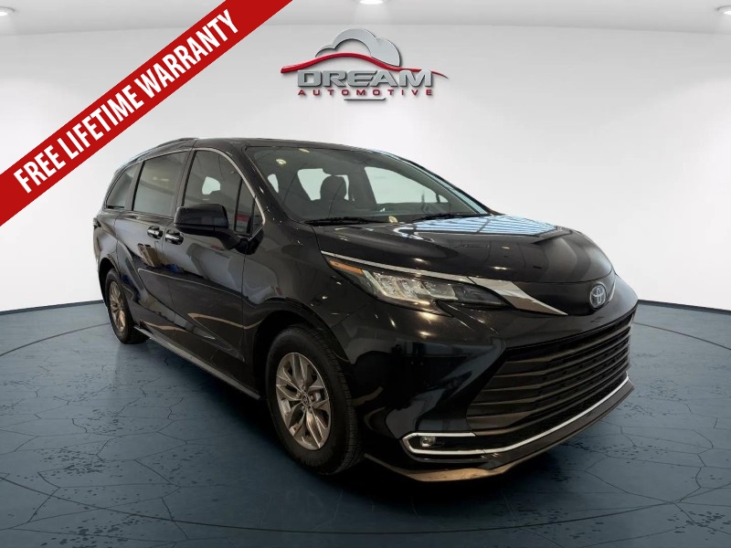 2022 Toyota Sienna XLE's photo