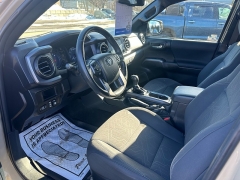 Used 2017  Toyota Tacoma 4WD Double Cab TRD Off-Road Auto at Headlight Motor Group near Lewiston&comma; ME