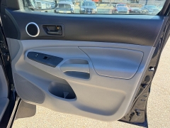 Used 2012  Toyota Tacoma 4WD Double Cab Short Bed Auto at Headlight Motor Group near Lewiston&comma; ME