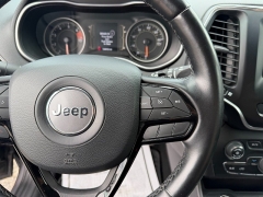 Used 2020  Jeep Cherokee 4d SUV 4WD Latitude Plus Altitude 2&period;4L at Headlight Motor Group near Lewiston&comma; ME