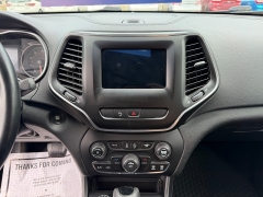 Used 2020  Jeep Cherokee 4d SUV 4WD Latitude Plus Altitude 2&period;4L at Headlight Motor Group near Lewiston&comma; ME