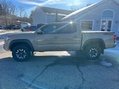 Used 2017  Toyota Tacoma 4WD Double Cab TRD Off-Road Auto at Headlight Motor Group near Lewiston&comma; ME