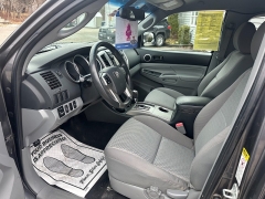 Used 2013  Toyota Tacoma 4WD Access Cab Auto at Headlight Motor Group near Lewiston&comma; ME