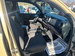 Used 2017  Toyota Tacoma 4WD Double Cab TRD Off-Road Auto at Headlight Motor Group near Lewiston&comma; ME