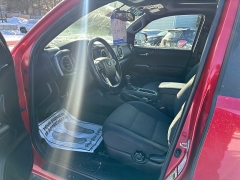 Used 2017  Toyota Tacoma 4WD Double Cab TRD Off-Road Auto at Headlight Motor Group near Lewiston&comma; ME