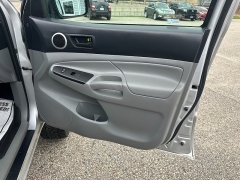 Used 2013  Toyota Tacoma 4WD Double Cab Short Bed Auto at Headlight Motor Group near Lewiston&comma; ME