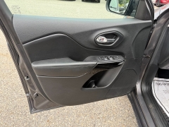 Used 2020  Jeep Cherokee 4d SUV 4WD Latitude Plus Altitude 2&period;4L at Headlight Motor Group near Lewiston&comma; ME