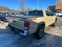 Used 2017  Toyota Tacoma 4WD Double Cab TRD Off-Road Auto at Headlight Motor Group near Lewiston&comma; ME