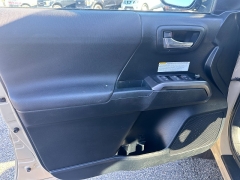 Used 2017  Toyota Tacoma 4WD Double Cab TRD Off-Road Auto at Headlight Motor Group near Lewiston&comma; ME