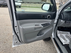 Used 2013  Toyota Tacoma 4WD Double Cab Short Bed Auto at Headlight Motor Group near Lewiston&comma; ME