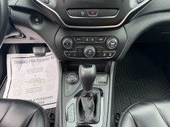Used 2020  Jeep Cherokee 4d SUV 4WD Latitude Plus Altitude 2&period;4L at Headlight Motor Group near Lewiston&comma; ME