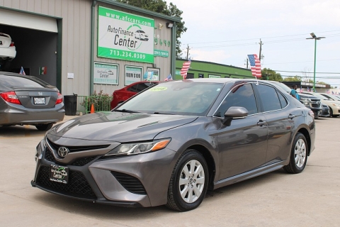 2018 Toyota Camry SE's photo