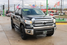 Used 2017  Toyota Tundra 4WD CrewMax 5&period;5' Bed 5&period;7L FFV &lpar;Natl&rpar; at Auto Finance Center near Matthews&comma; NC