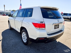Used 2013  Toyota Highlander 4d SUV FWD at Auto Finance Center near Matthews&comma; NC