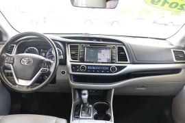 Used 2019  Toyota Highlander V6 FWD &lpar;Natl&rpar; at Auto Finance Center near Matthews&comma; NC
