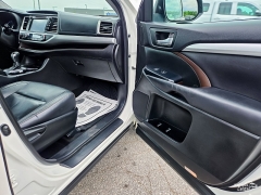 Used 2015  Toyota Highlander 4d SUV AWD XLE at Auto Finance Center near Matthews&comma; NC
