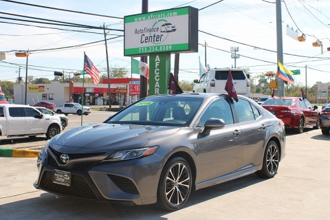 2019 Toyota Camry SE's photo