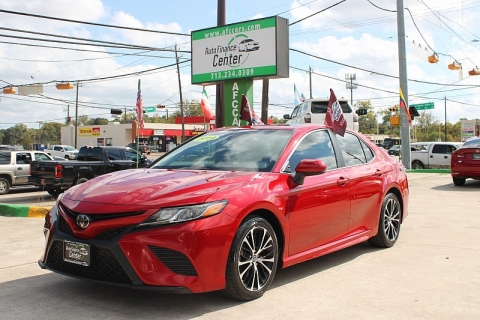 2019 Toyota Camry SE's photo