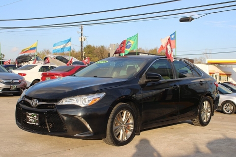 2015 Toyota Camry SE's photo