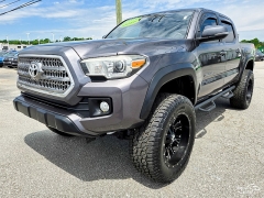 Used 2017  Toyota Tacoma Double Cab 5' Bed V6 4x4 &lpar;Natl&rpar; at Auto Finance Center near Matthews&comma; NC